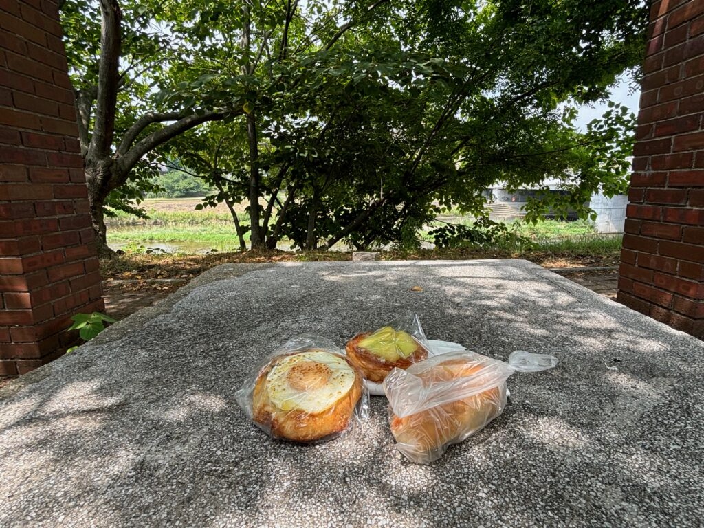 猛暑の鴨川沿いでパンをいただきます